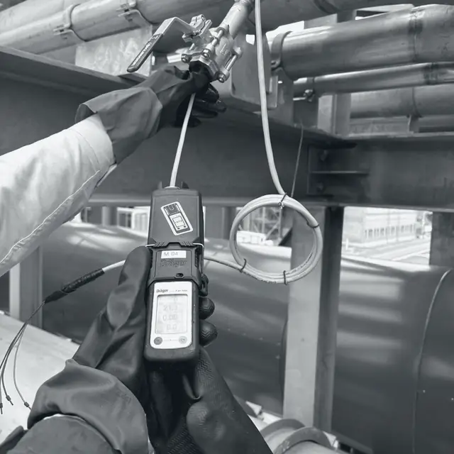Medición de la atmósfera con detector de gases antes de habilitar el trabajo.